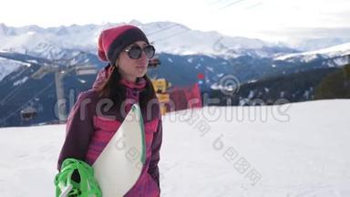 在<strong>滑雪</strong>场，女孩<strong>滑雪</strong>者手里拿着<strong>滑雪</strong>板。 雪山上的运动女人。 <strong>滑雪</strong>冬季阳光明媚